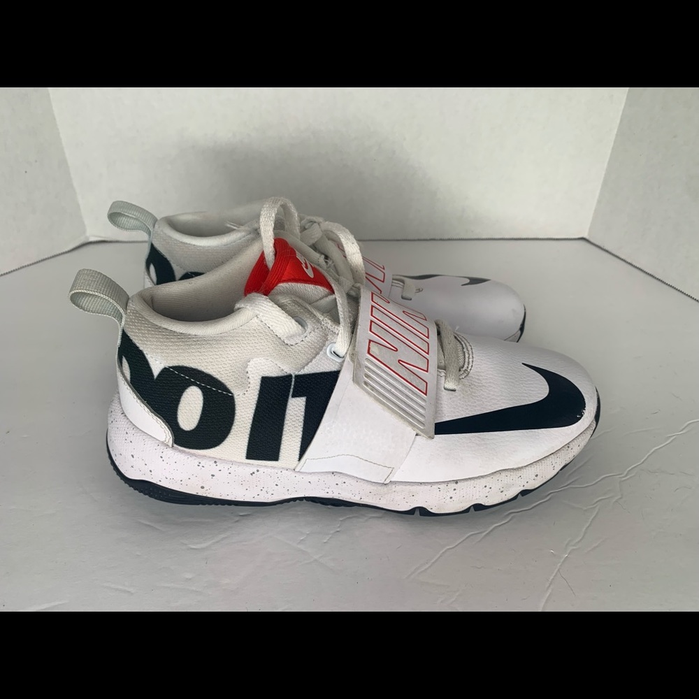 Nike team hustle D8 unisex  shoes size 5.5